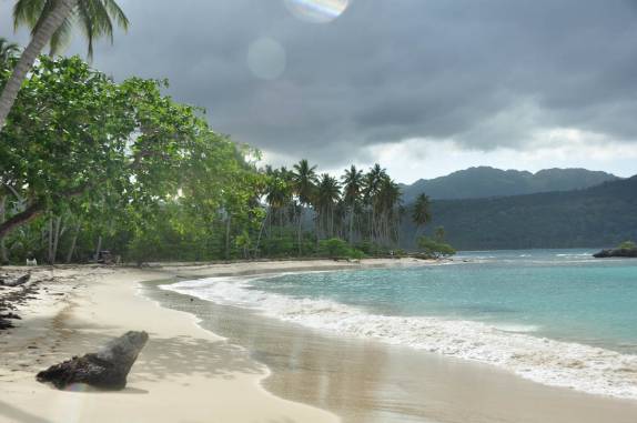 Cores mágicas de fim de tarde na Playa Rincón, perto de La Galera, na península de Samaná, na costa norte da República Dominicana
